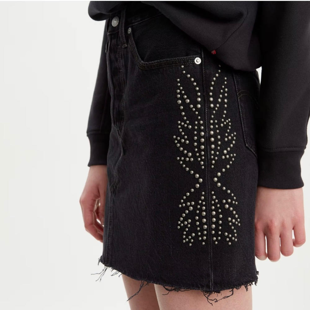 NWOT Levi’s Highrise Cut-off Hem Skirt. Size 30.